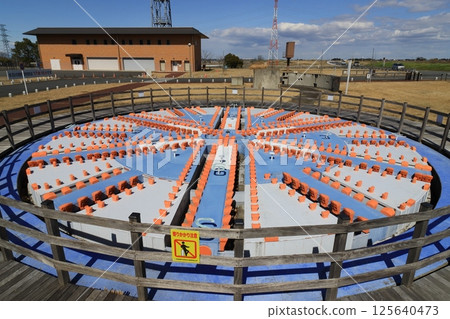 首都圈外地下排水通道展示的盾構機面板 盾構機前端的刀坑 125640473