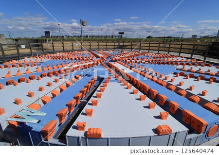 首都圈外地下排水通道展示的盾構機面板 盾構機前端的刀坑 125640474