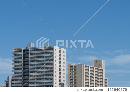 夏日藍天及公寓大樓景觀 125640876