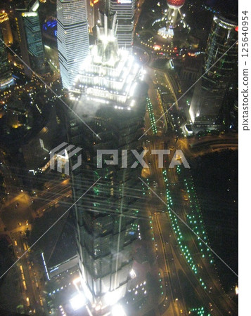上海摩天大樓的夜晚 上海摩天大樓的夜晚 125640954