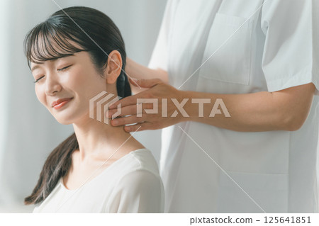 頸部指壓 125641851