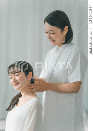 頸部指壓 125641854