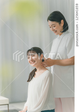 頸部指壓 125641859