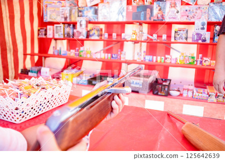 玩射擊遊戲的孩子（7歲男孩） 125642639