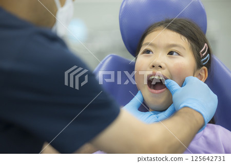 接受牙科治療的孩子 接受牙科治療的孩子 125642731