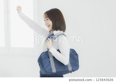 做和平標誌的高中女孩 125643026