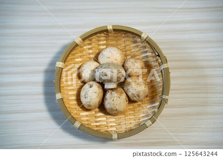 當季白蘑菇 125643244