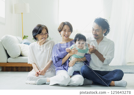 一家人在客廳 125643278