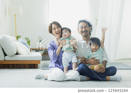 一家人在客廳 125643284