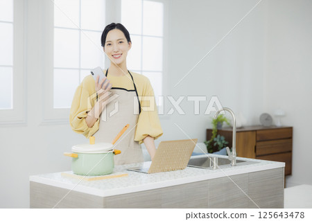 在廚房做飯的女人 在廚房做飯的女人 125643478