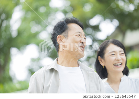 中間已婚夫婦擁抱著微笑 中間已婚夫婦擁抱著微笑 125643547