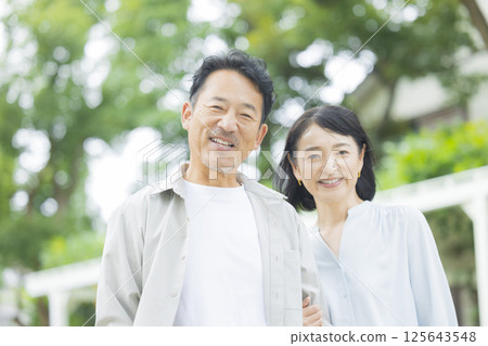 中間已婚夫婦擁抱著微笑 125643548