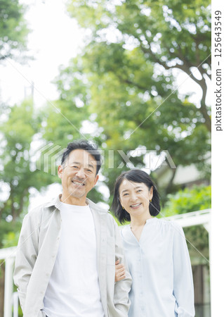 中間已婚夫婦擁抱著微笑 125643549