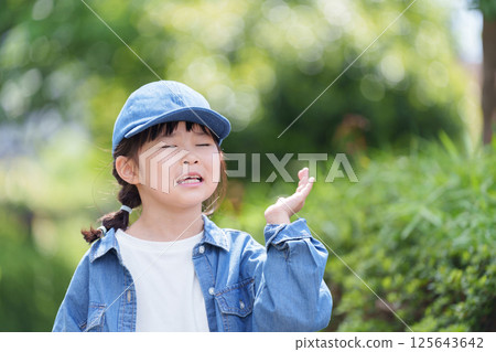 中暑穿長袖的孩子 125643642