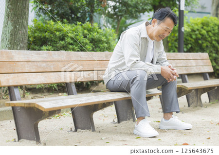 中年男子在公園長椅上心情低落 125643675