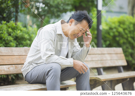 中年男子在公園長椅上心情低落 125643676