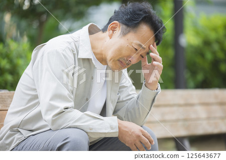 中年男子在公園長椅上心情低落 125643677