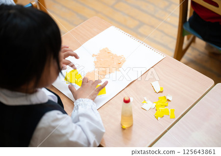 一個女孩在做剪紙、拼貼和手工藝品 125643861