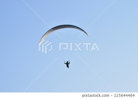 [熊本縣大觀峰]乘坐滑翔傘在天空中飛行的人 125644464
