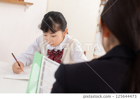 上私人課程的學生 上私人課程的學生 125644473