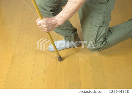 一位老人的下半身試圖用拐杖站起來 125644568