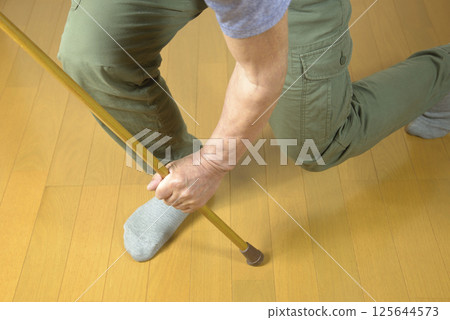 一位老人的下半身試圖用拐杖站起來 125644573