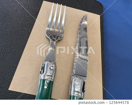 藍色桌子上的叉子和刀子 125644578