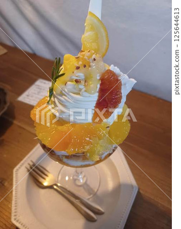 citrus parfait 125644613