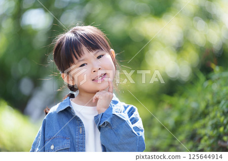 Thinking child 125644914