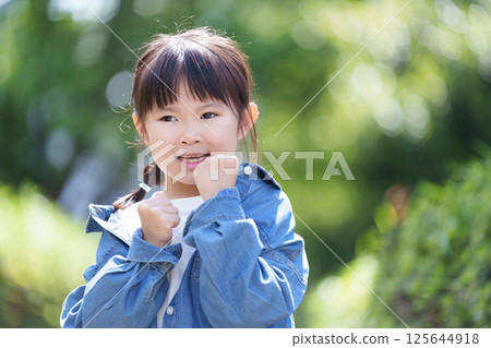 Child to pose 125644918