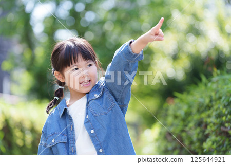 指著孩子 指著孩子 125644921