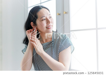 戴耳環的中年婦女 125645031