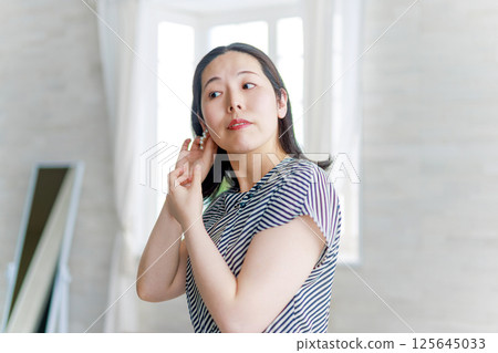 Middle woman wearing earrings 125645033
