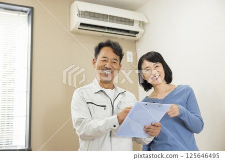 Workers inspecting air conditioners 125646495