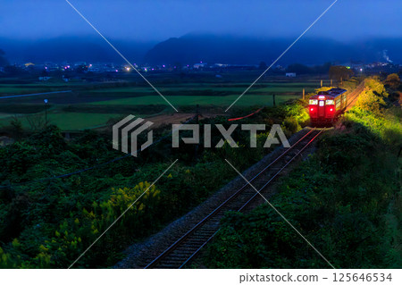 The orange diesel railcar that runs the first train on the Bantan Line 125646534
