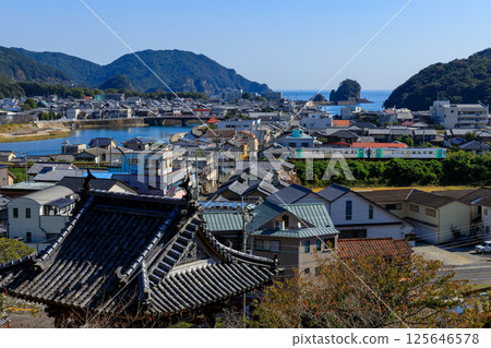 當我從四國的聖地藥王寺眺望太平洋和日和佐川時，一輛來自牟岐線的柴油火車駛了過來。 125646578