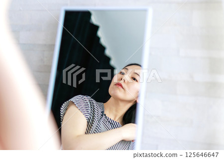 試衣間裡的中年婦女 試衣間裡的中年婦女 125646647