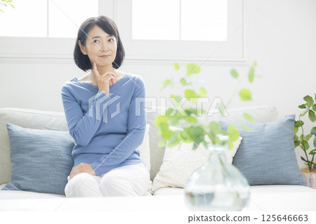 中部女人在客廳裡擔心 中部女人在客廳裡擔心 125646663