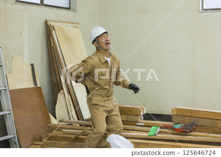 拆除工地工人背痛 拆除工地工人背痛 125646724