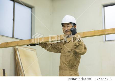 工人們在拆除現場工作 工人們在拆除現場工作 125646789