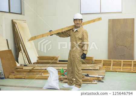 工人們在拆除現場工作 工人們在拆除現場工作 125646794