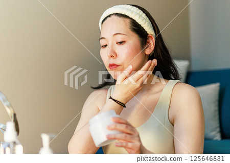 塗霜的中年婦女 塗霜的中年婦女 125646881