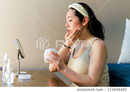 塗霜的中年婦女 125646882