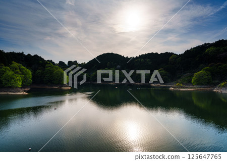 The wind blowing across the sky and the lake surface. The reflection on the lake surface looks as if it is dancing. At Nara Nunome Dam ⑤ 125647765