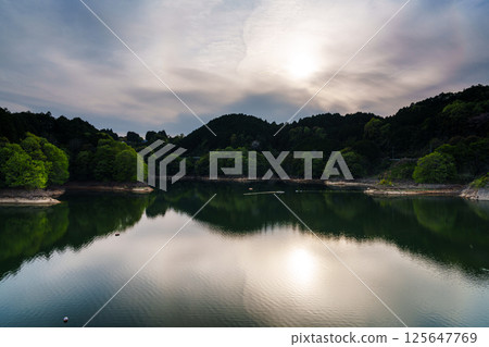 風吹過天空和湖面。湖面上的倒影彷彿在跳舞。奈良佈目水壩 ⑨ 125647769