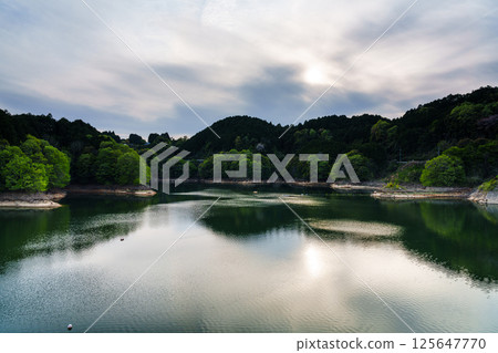風吹過天空和湖面。湖面上的倒影彷彿在跳舞。奈良布目水壩⑩ 風吹過天空和湖面。湖面上的倒影彷彿在跳舞。奈良布目水壩⑩ 125647770