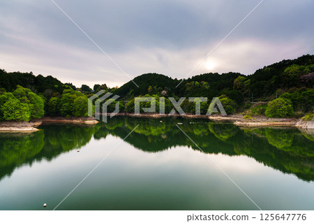 風吹過天空和湖面。湖面上的倒影彷彿在跳舞。奈良佈目水壩 ⑯ 125647776