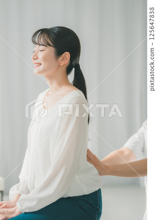 下背部觸診 125647838