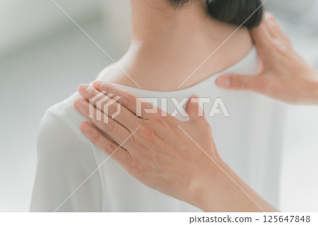 Massage consultation 125647848