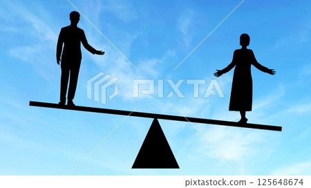 平衡秤上男人和女人的輪廓，藍天背景_女人在底部 125648674